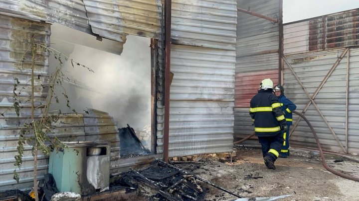 Поднялся густой дым: в столице загорелся склад, на месте работают пожарные (ФОТО, ВИДЕО)
