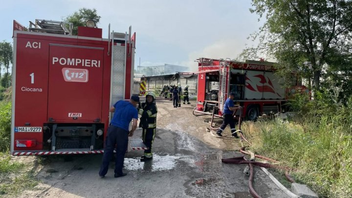 Поднялся густой дым: в столице загорелся склад, на месте работают пожарные (ФОТО, ВИДЕО)