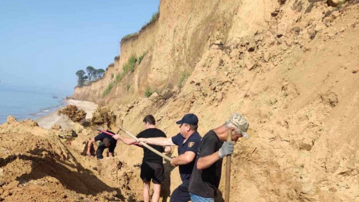 На берегу моря в Одесской области сошёл оползень