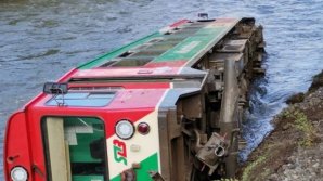 В Австрии сошла с рельсов электричка со школьниками: один из вагонов рухнул в реку