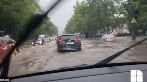 В Кишинёве из-за сильного ливня затопило некоторые улицы (ВИДЕО)