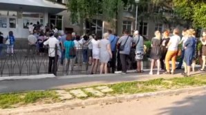 Голосование под пение петухов: как проходит избирательный процесс в Варнице (ВИДЕО)