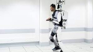 Француз построил роботизированный костюм, чтобы помочь ходить сыну