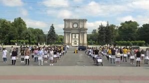 Молодёжное крыло ПДС устроило флешмоб в центре столицы