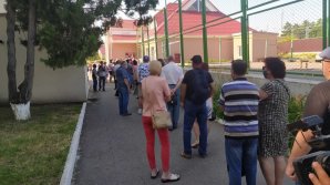 Пока спокойно: в Варнице и Кочиерах выстроилась очередь желающих проголосовать 