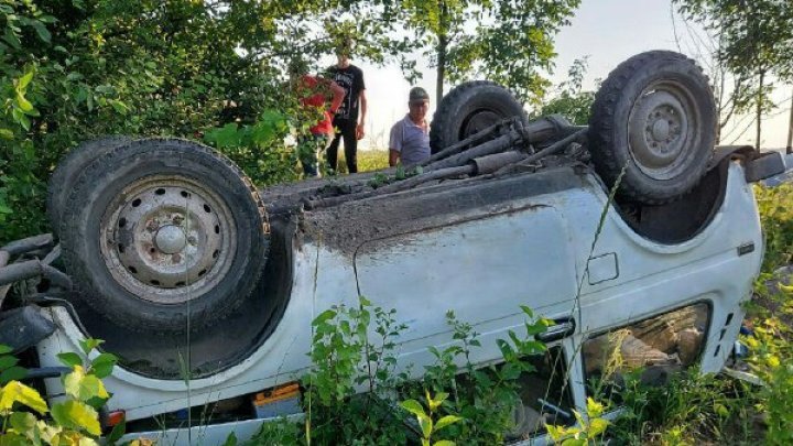 В Сынжерейском районе перевернулся автомобиль: два человека в больнице