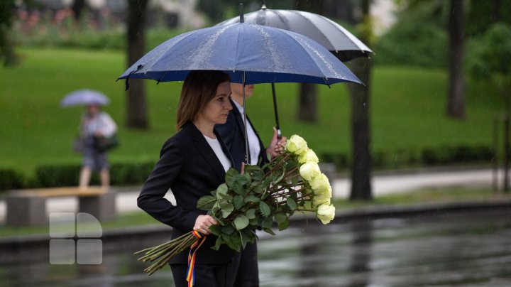 Первые лица государства и политики возложили цветы к памятнику Штефану чел Маре (ФОТО)