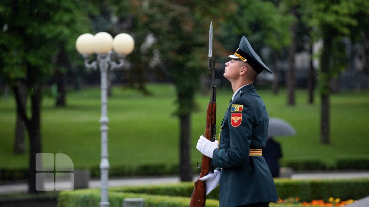 Первые лица государства и политики возложили цветы к памятнику Штефану чел Маре (ФОТО)