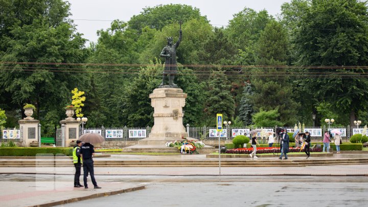 Первые лица государства и политики возложили цветы к памятнику Штефану чел Маре (ФОТО)