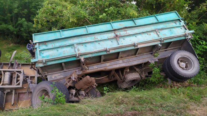 ДТП в Рыбницком районе: перевернулся грузовик, груженый пшеницей (ФОТО)