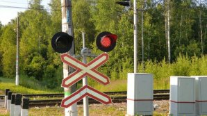 Скорый поезд врезался в грузовик на железнодорожном переезде в Болгарии