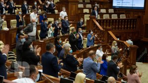 Владимир Воронин "предложил" непривитым депутатам устроить пробежку, спикер идею поддержал