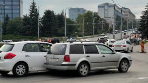 На Буюканах две машины не поделили дорогу на круговом перекрестке