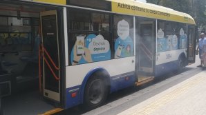 В столице из-под колес троллейбуса повалил густой дым: пассажиров эвакуировали (ВИДЕО)