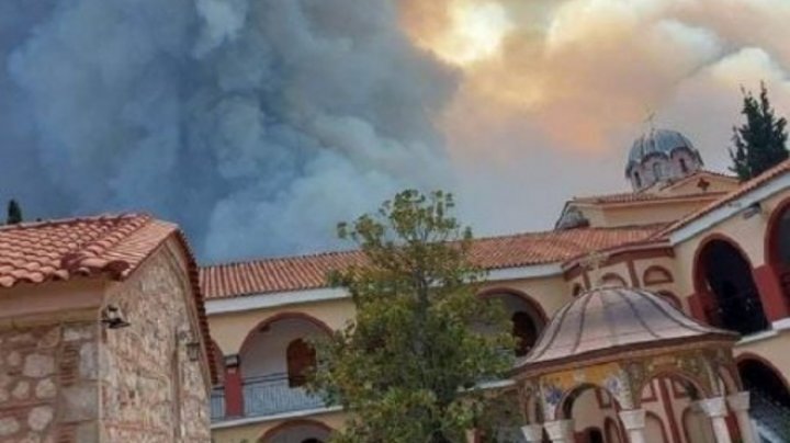 Лесные пожары в Греции: в последний момент удалось спасти монастырь святого Давида