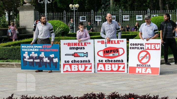 Остановить пандемию при помощи молитвы: в Кишиневе прошел протест против вакцинации FOTOREPORT