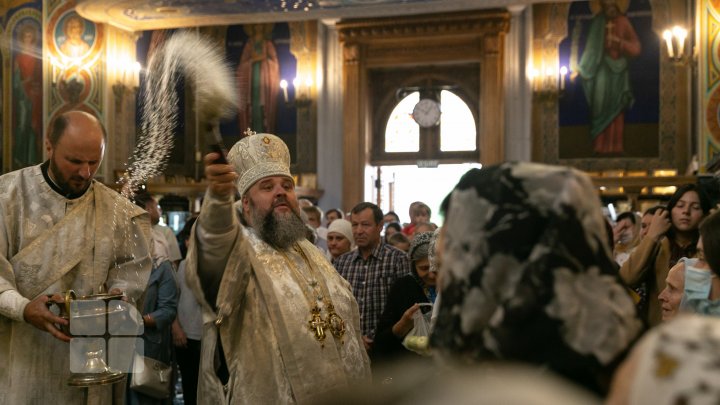 Православные христиане празднуют Преображение Господне (ФОТО)