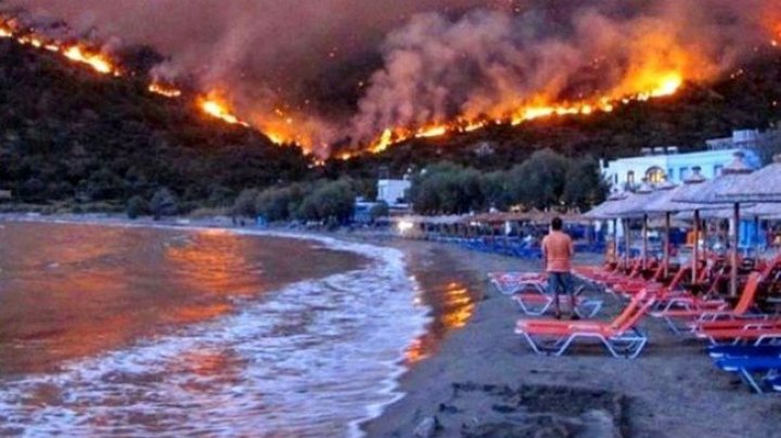 В Греции по морю эвакуировали людей с охваченного пожаром острова