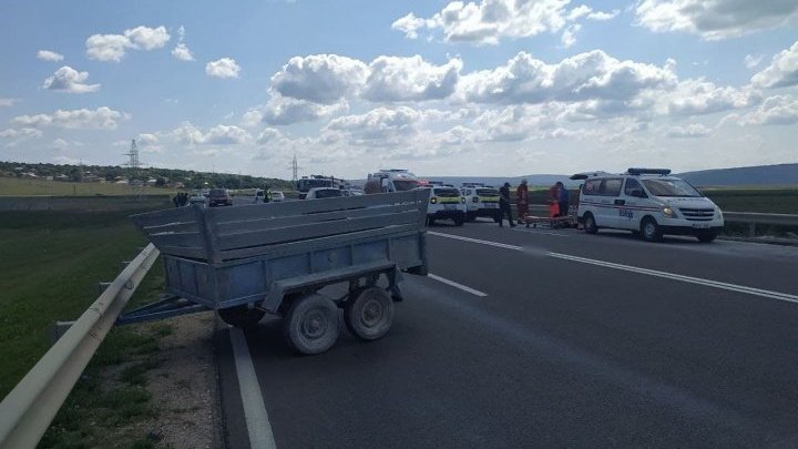 Авария в Оргеевском районе: микроавтобус со стройматериалами врезался в легковушку, один из водителей погиб (ФОТО, ВИДЕО)