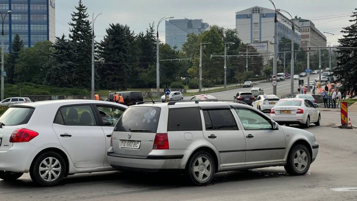 На Буюканах две машины не поделили дорогу на круговом перекрестке