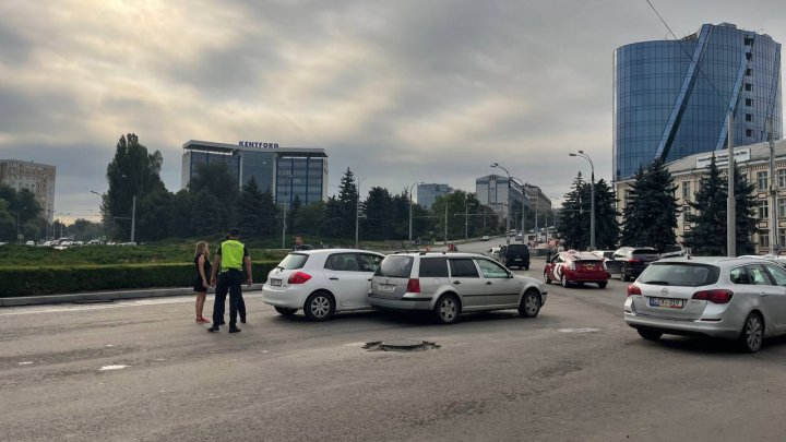 На Буюканах две машины не поделили дорогу на круговом перекрестке