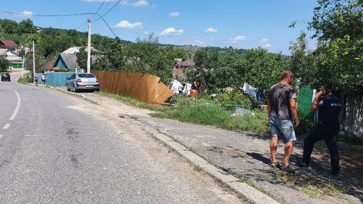 В Страшенском районе автоцистерна “Apă-Canal” вылетела с трассы и угодила во двор частного дома (ФОТО)