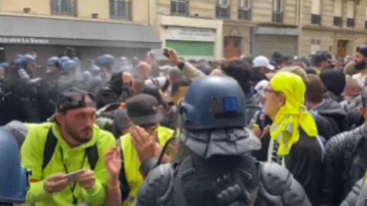 В Париже применили перцовый газ на протесте против санитарных пропусков