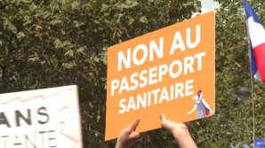 В Париже протестующие против "паспортов здоровья" ворвались в торговый центр