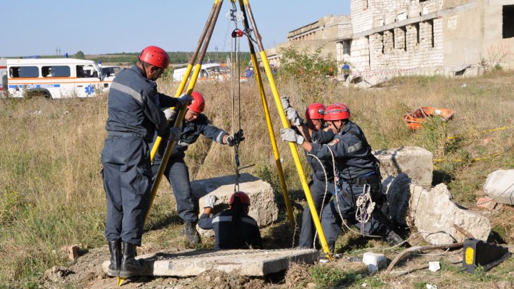 Под Чимишлией из резервуара для воды спасли мужчину без сознания