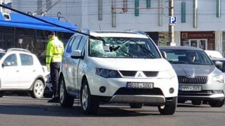 В Кишинёве сорвавшаяся штанга троллейбуса разбила автомобиль