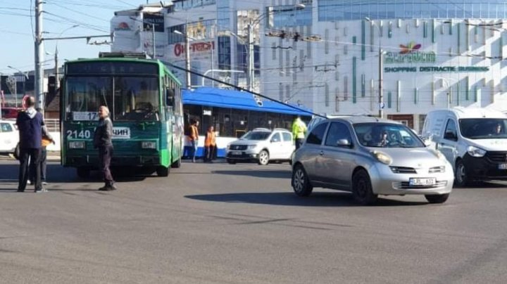 В Кишинёве сорвавшаяся штанга троллейбуса разбила автомобиль