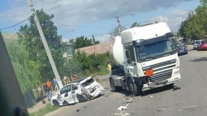 В Комрате водитель автоцистерны не рассчитал дистанцию и протаранил припаркованный автомобиль