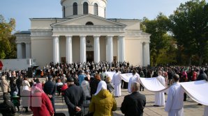 Храм Кишинева в условиях пандемии: без гуляний, но с колокольным звоном и мобильными пунктами вакцинации (ФОТОРЕПОРТАЖ)