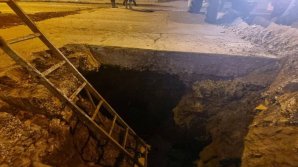 Дорога ушла под землю: подробности об огромной яме, появившейся на улице Измаил