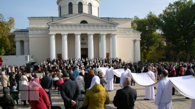 Храм Кишинева в условиях пандемии: без гуляний, но с колокольным звоном и мобильными пунктами вакцинации (ФОТОРЕПОРТАЖ)