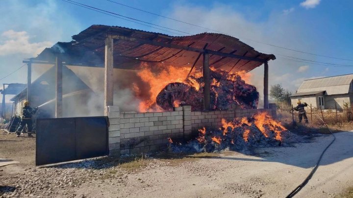 На севере Молдовы загорелся амбар: пожар тушили больше двух часов