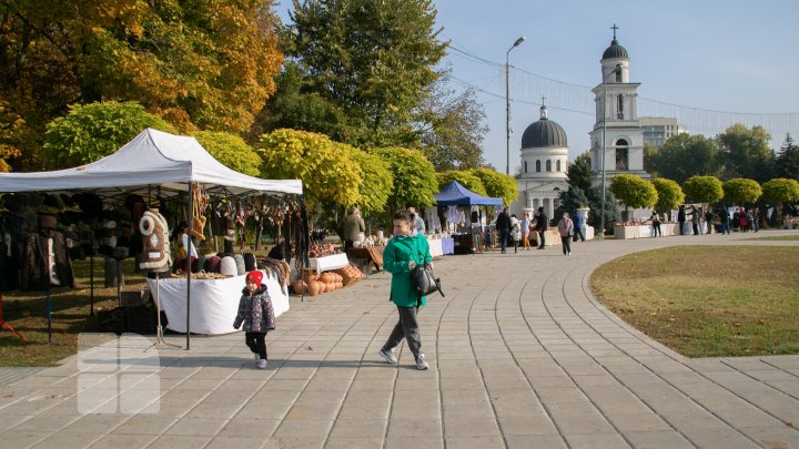 Храм Кишинева в условиях пандемии: без гуляний, но с колокольным звоном и мобильными пунктами вакцинации (ФОТОРЕПОРТАЖ)