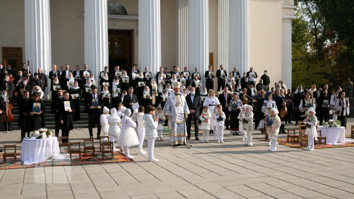 Храм Кишинева в условиях пандемии: без гуляний, но с колокольным звоном и мобильными пунктами вакцинации (ФОТОРЕПОРТАЖ)