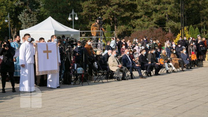 Храм Кишинева в условиях пандемии: без гуляний, но с колокольным звоном и мобильными пунктами вакцинации (ФОТОРЕПОРТАЖ)