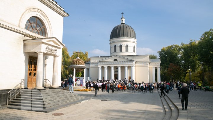 Храм Кишинева в условиях пандемии: без гуляний, но с колокольным звоном и мобильными пунктами вакцинации (ФОТОРЕПОРТАЖ)