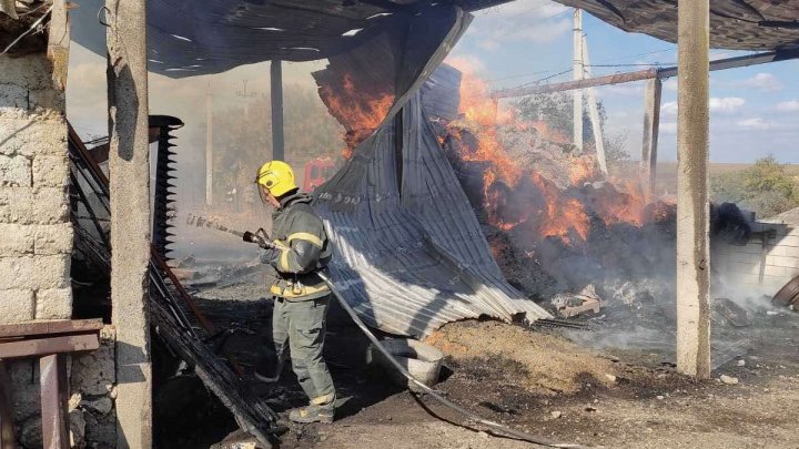 На севере Молдовы загорелся амбар: пожар тушили больше двух часов