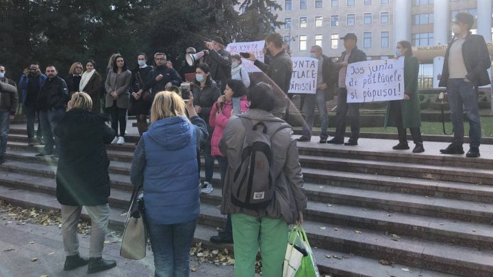 Протест перед парламентом против задержания Александра Стояногло (ФОТО, ВИДЕО) 