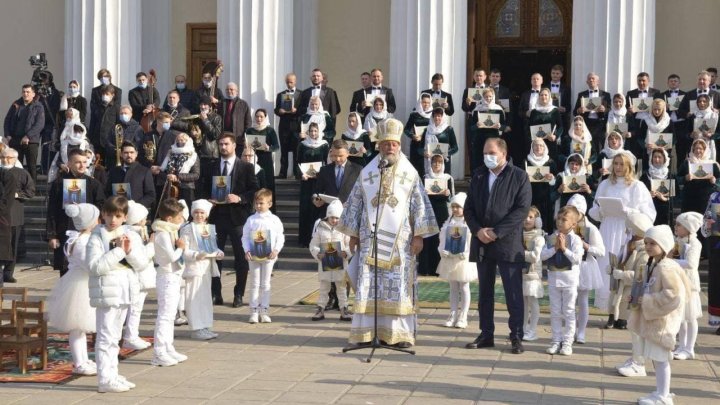 Колокольный звон по всему Кишиневу - в четверг жители столицы отметили Храм города