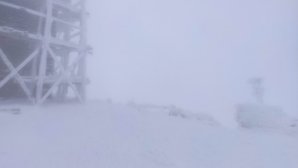 В украинских Карпатах на северных склонах намело до метра снега