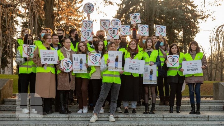 Флешмоб: дети просят власти ввести ограничение скорости до 30 километров в час на опасных участках