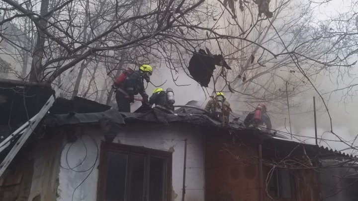 На Рышкановке сгорел старый деревянный дом (ВИДЕО)