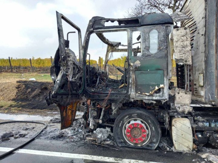 В Хынчештском районе дотла сгорел грузовик, перевозивший щебень