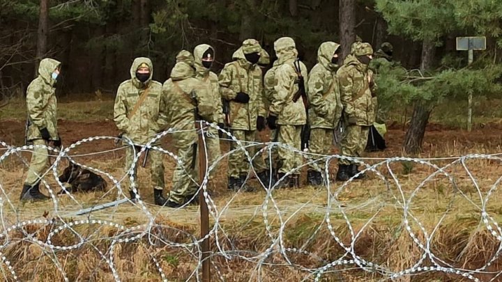 Беженцы с Ближнего Востока, желающие попасть в Польшу, закидали пограничников бутылками и камнями