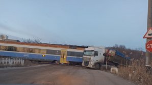Авария у села Ревака: поезд Бендеры-Кишинев врезался в фуру
