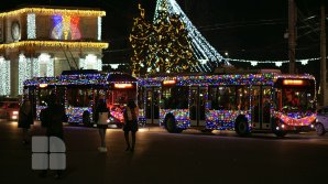 Праздник к нам приходит: в Кишинёве запустили новогодние троллейбусы (ФОТО)